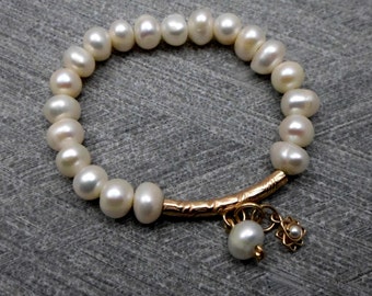 Pulsera de perlas blancas, elástica, tubo chapado en oro con dije, elegante, nupcial, boda, delicada, para adolescentes y mujeres.