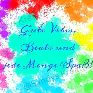 Pode incluir: Uma impressão digital vibrante com um fundo branco coberto por salpicos de tinta multicoloridos em tons de rosa, roxo, vermelho, laranja, amarelo e azul. Centrado está o texto azul em cursivo: Gute Vibes, Beats und jede Menge Spaß!
