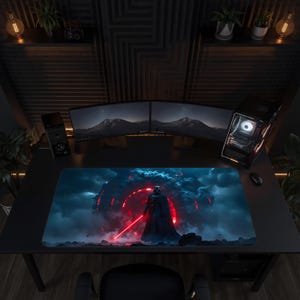 Könnte beinhalten: Eine rechteckige Schreibtischunterlage mit einer dunklen, atmosphärischen Szene einer schwarz gekleideten Figur, die ein leuchtend rotes Lichtschwert hält. Im Hintergrund ist eine große, kreisförmige Struktur zu sehen, die rotes Licht ausstrahlt.