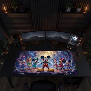 Puede incluir: Una alfombrilla de escritorio rectangular con una colorida ilustración de Mickey Mouse y sus amigos vestidos con trajes de magos de fantasía. Los personajes están sobre un camino de piedra frente a un castillo brillante bajo la luna.