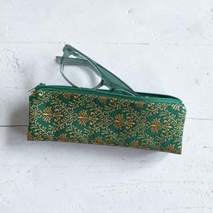 Mini etui/lang etui/groen en geel etui met tapijtmotief. Origineel pennenzakje/brillenetui