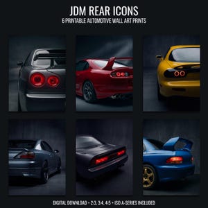 Op de afbeelding: Zes printbare wandkunstposters getiteld JDM REAR ICONS met de achteraanzichten van diverse sportwagens in grijs, rood, geel en blauw. De tekst bevat digitale downloadspecificaties voor de formaten 2:3, 3:4, 4:5 en de ISO A-serie.