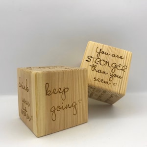 Gepersonaliseerde houten blokken met gegraveerde citaten Herinneringsblokken Teamgeschenken Inspirerende citaten Decoratie voor thuis en op kantoor