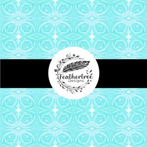 Op de afbeelding: Een lichtblauwe en witte achtergrond met een gemarmerd patroon en een horizontale zwarte band in het midden. Een rond wit logo is op de band gecentreerd, met een zwarte veer-afbeelding omringd door een bloemenkrans en de tekst Feathertree Designs.