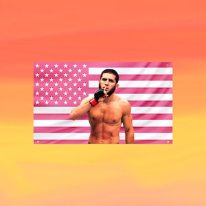 Könnte beinhalten: Ein rechteckiges Wandbanner mit einem rosa-weißen amerikanischen Flaggendesign. In der Mitte der Flagge befindet sich ein Foto eines barttragenden, oberkörperfreien Athleten mit schwarzen MMA-Handschuhen, der einen Finger auf die Lippen legt.