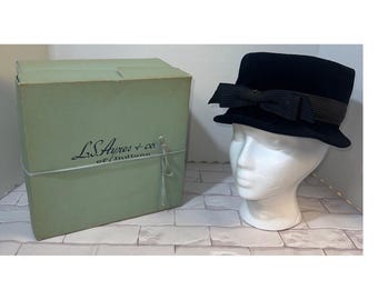 Chapéu pillbox vintage LS Ayres & Co em feltro preto com laço e caixa original.