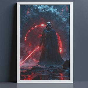 Può includere: Una stampa artistica da parete verticale incorniciata raffigurante una figura in armatura scura con mantello ed elmo neri che impugna una spada laser rossa luminosa. La figura si trova su un terreno roccioso davanti a un portale circolare rosso.