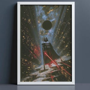 Könnte beinhalten: Ein gerahmter vertikaler Wandkunstdruck mit einer dunklen Figur in einem schwarzen Anzug und Umhang, die auf einer gezackten, hellen Oberfläche steht. Die Figur hält ein leuchtendes rotes Lichtschwert. Der Hintergrund zeigt eine dunkle kosmische Szene.