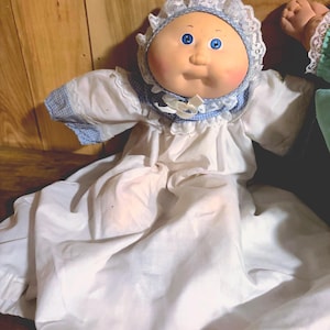 Vintage 1986 Cabbage Patch Kids docka med blå ögon, gropar, blå ginghamklänning, vit förkläde, hatt
