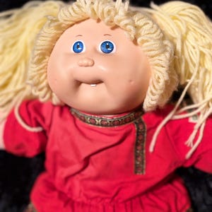 Poupée fille enfant Cabbage Patch vintage 1985 - queues de cheval cornrow blondes yeux bleus, tunique folk rouge Coleco CPK pantalon velours marron bottes noires