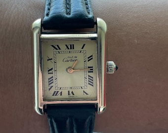 Klasyczny zegarek Must De Cartier z lat 70., pozłacany, kaboszon szafirowy, nakręcany ręcznie, rzadki, świeżo po serwisie, nowa sprężyna, działa świetnie