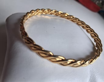 Brazalete Monet M. Gold, diseño retorcido, triple baño de oro de 22 quilates, excelente estado, época libre de impuestos estadounidense 1995, talla M (6,5 cm de diámetro), estampado.