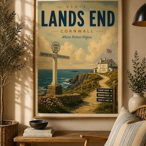 Może przedstawiać: Oprawiony plakat podróżniczy z napisem VISIT LANDS END CORNWALL Where Britain Begins. Ilustracja przedstawia nadmorski drogowskaz, budynek z napisem First & Last Refreshment House oraz znaki kierunkowe na Coast Path i Sennen Cove.
