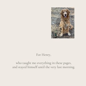 Puede incluir: Una p&aacute;gina con una fotograf&iacute;a de un perro de color marr&oacute;n dorado sentado en suelo seco. Debajo de la imagen, el texto dice: For Henry, who taught me everything in these pages, and stayed himself until the very last morning. Un peque&ntilde;o logotipo circular TCB se encuentra en la parte inferior derecha.