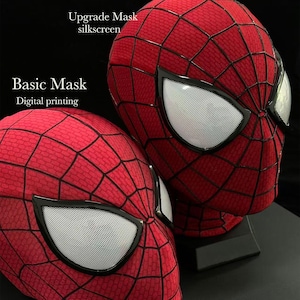 Puede incluir: Dos m&aacute;scaras de tela roja con patrones de telara&ntilde;a negros y lentes oculares de malla blanca. La m&aacute;scara superior est&aacute; etiquetada como Upgrade Mask silkscreen y la inferior como Basic Mask Digital printing. Ambas tienen dise&ntilde;o de cabeza completa.