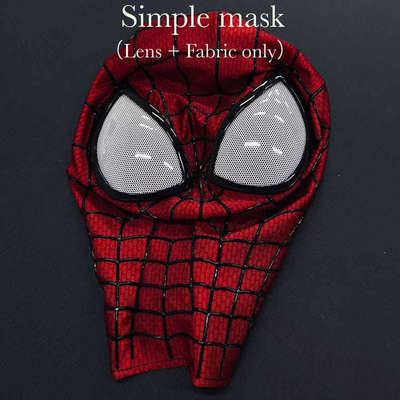 Puede incluir: Una m&aacute;scara de tela roja con un patr&oacute;n de telara&ntilde;a negro y lentes de malla blanca. El texto Simple mask (Lens + Fabric only) est&aacute; impreso en la parte superior. La m&aacute;scara tiene una superficie texturizada y marcos negros alrededor de los ojos.