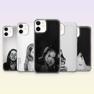 Può includere: Una collezione di cinque cover trasparenti per smartphone con stampe fotografiche in bianco e nero di una donna. I design includono ritratti, una donna che tiene una sigaretta e una donna con un velo. Una cover include il testo "heaven is a place on earth with you".