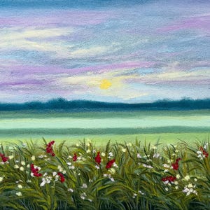 Könnte beinhalten: Ein Ölgemälde einer Landschaft mit einer grünen Wiese und hohen Wildblumen mit roten und weißen Blüten im Vordergrund. Eine dunkelgrüne Baumreihe befindet sich in der Ferne unter einem Himmel mit sanften violetten und blauen Wolken und einer gelben Sonne.