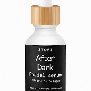 Puede incluir: Un frasco gotero de vidrio blanco con una tapa de color madera clara. La etiqueta negra presenta el texto en blanco: STOR&Iacute; After Dark Facial serum, Vitamin C - Collagen, MADE WITH NATURAL INGREDIENTS, 1.7 oz, y WWW.SHOPSTORISKINCARE.COM.