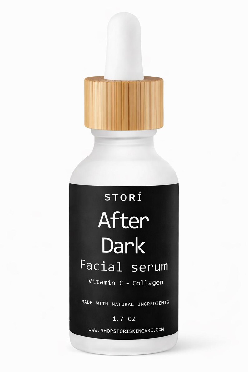 Puede incluir: Un frasco gotero de vidrio blanco con una tapa de color madera clara. La etiqueta negra presenta el texto en blanco: STOR&Iacute; After Dark Facial serum, Vitamin C - Collagen, MADE WITH NATURAL INGREDIENTS, 1.7 oz, y WWW.SHOPSTORISKINCARE.COM.