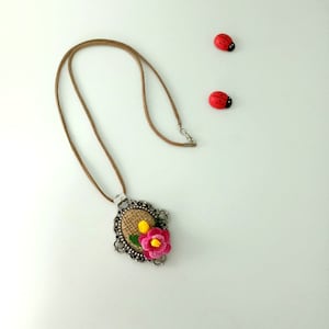 Crochet frame necklace, personalized necklace, flower crochet necklace
