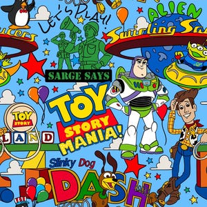 Pode incluir: Um padrão de tecido azul claro com personagens de Toy Story, incluindo Buzz Lightyear, Woody, Slinky Dog e soldados de brinquedo verdes. O design inclui textos coloridos como Toy Story Mania, Sarge Says e Let's Play, além de estrelas e balões.