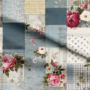 Könnte beinhalten: Ein Stoff mit Patchwork-Design aus abwechselnden blauen, weißen und gelben Quadraten. Das Muster enthält verschiedene Texturen wie Gitter und Punkte, durchsetzt mit detaillierten Illustrationen von roten und weißen Rosen mit grünen Blättern.