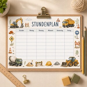 Könnte beinhalten: Ein Wochenplaner auf einem Holz-Klemmbrett mit der Überschrift STUNDENPLAN. Das Raster enthält Aquarell-Illustrationen von Baufahrzeugen, darunter ein Bagger, ein Muldenkipper und ein Betonmischer, sowie Verkehrskegel und Baustellenschilder.