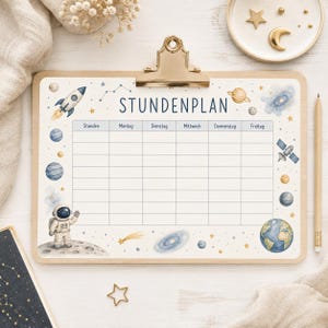 Könnte beinhalten: Ein Holz-Klemmbrett mit einem Wochenplan, der mit STUNDENPLAN in dunkelblauer Schrift betitelt ist. Das Papier zeigt Aquarellillustrationen aus dem Weltraum, darunter ein Astronaut, Planeten, eine Rakete, Sterne und eine Galaxie.