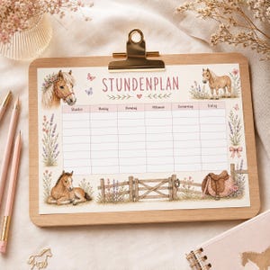 Könnte beinhalten: Ein hölzernes Klemmbrett mit einem Papier-Stundenplan, der mit dem Wort STUNDENPLAN in rosa Schrift versehen ist. Der Plan zeigt Illustrationen von Pferden, Lavendel, Schmetterlingen und einem Sattel sowie Spalten für die Wochentage.