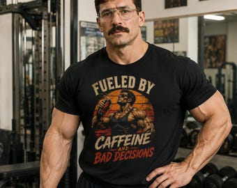 Angetrieben durch Koffein und schlechte Entscheidungen Gym T-Shirt | Training Motivation Fitness Tee