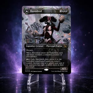 Puede incluir: Una carta coleccionable de Sheoldred con una figura oscura ilustrada de múltiples ojos que sostiene una cabeza cortada. El texto incluye 'Legendary Creature - Phyrexian Praetor', 'Menace' y reglas de juego. Marcada como 'XXX/500' y '4/5'.
