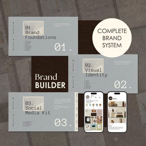 Pode incluir: Um kit de construção de marca com três documentos retangulares cinza-claros rotulados como 01. Brand Foundations, 02. Visual Identity e 03. Social Media Kit. Dois smartphones exibem perfis de redes sociais e um emblema circular diz COMPLETE BRAND SYSTEM.