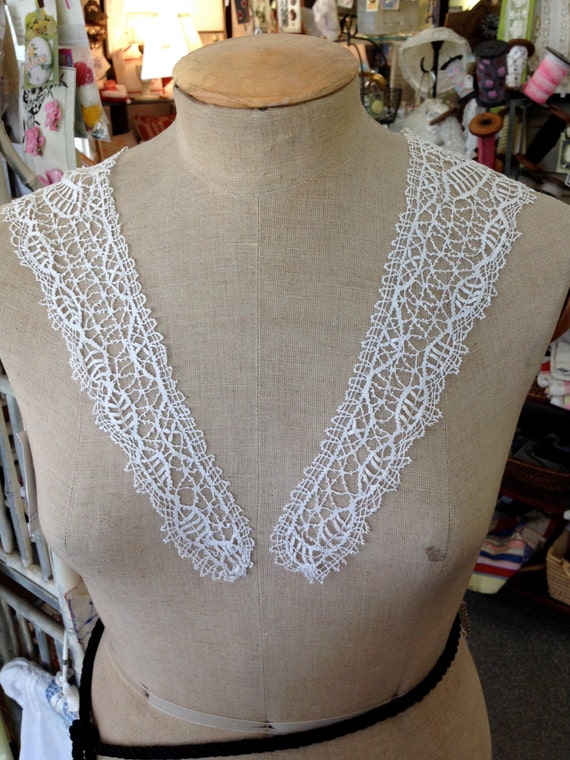 Cluny lace collar