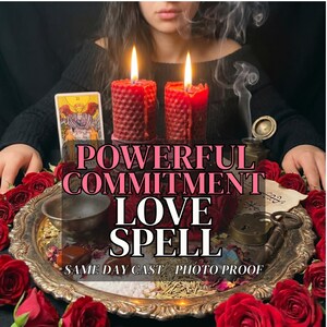 Puede incluir: Dos velas rojas de textura de panal con llamas encendidas sobre una bandeja plateada rodeada de rosas rojas, una carta del tarot, un pequeño cuenco de metal, una llave de latón y un candado. El texto POWERFUL COMMITMENT LOVE SPELL es visible.