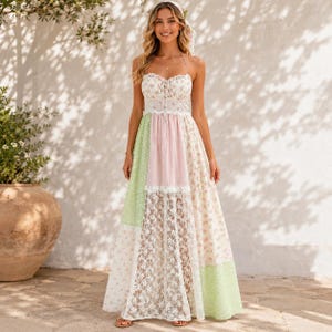 Abito lungo floreale boho con scollo all'americana, inserti in pizzo stile anni 2000, schiena scoperta con laccetti, abito estivo svolazzante da spiaggia, abbigliamento boho per le vacanze