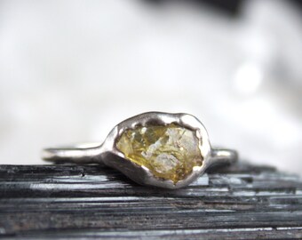 saphir ring, minimalist schmuck, roher Saphir, gelber saphir, silber schmuck, sterling silber, recyceltes silber