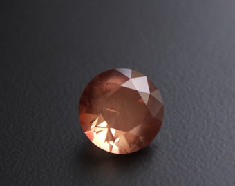 Oregon sunstone, hand faceted, round brilliant, extreme schiller, 7.5 carats, copper bearing