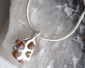 saffier ketting, rauwe oranje saffier, ruwe saffier, zilveren sieraden, sterling zilver, gerecycled zilver