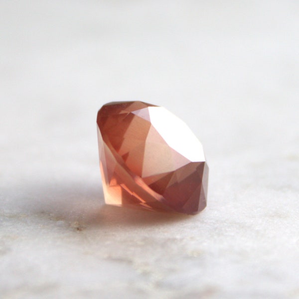 Oregon sunstone, hand faceted, round brilliant, extreme schiller, 7.5 carats, copper bearing