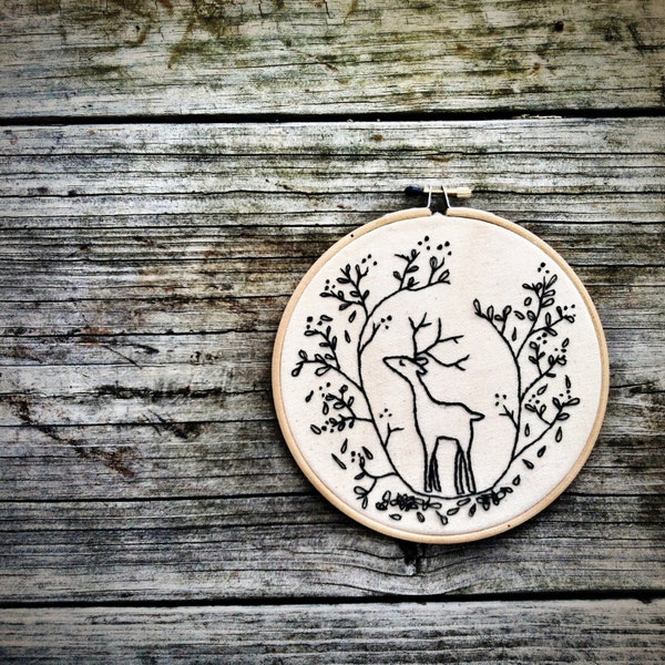 DIY holiday Embroidery Pattern . Christmas diy Embroidery Hoop Art  . Deer . diy gift Woodland Forest Critters Nature Cerf Instant download