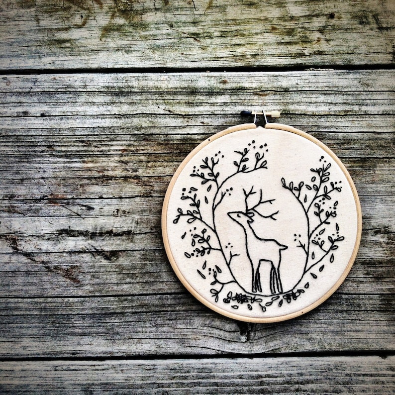Weihnachtsstickmuster zum Selbermachen. DIY-Stickrahmenkunst für Weihnachten. Hirsch. DIY-Geschenk: Waldtiere, Natur, Reh. Sofortiger Download.