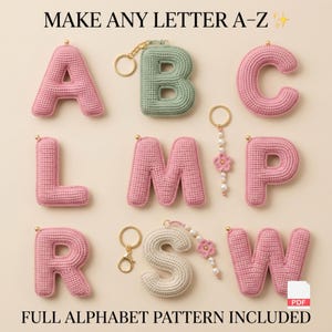 Puede incluir: Letras de ganchillo A, B, C, L, M, P, R, S y W en rosa, verde salvia y crema. Las letras incluyen herrajes dorados, como llaveros y dijes de cuentas con pequeñas flores. El texto dice: MAKE ANY LETTER A-Z y FULL ALPHABET PATTERN INCLUDED.
