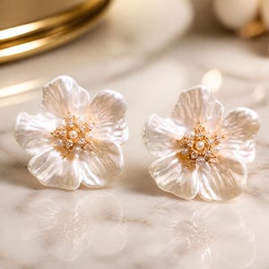Bridal Flower Earrings Mother of Pearl Shell Stud Earrings for Women Pearl Gold Tone Statement Jewelry Gift for Bride