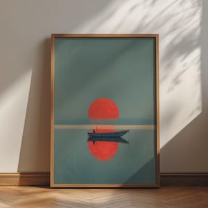 Könnte beinhalten: Ein gerahmter Kunstdruck, der ein kleines Boot auf ruhigem Wasser unter einer großen, leuchtend roten Sonne zeigt. Die Szene ist vor einem gedämpften blaugrünen Hintergrund dargestellt, wobei sich Sonne und Boot im Wasser unter dem Horizont spiegeln.