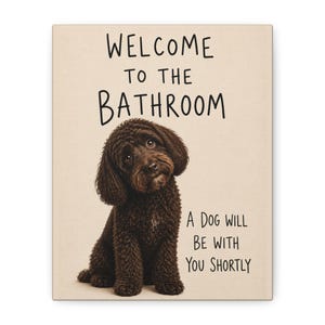 Könnte beinhalten: Ein rechteckiges Wandschild mit hellbeigem Hintergrund und einem dunkelbraunen, lockigen Hund in der Mitte. Der Text lautet WELCOME TO THE BATHROOM in großen Buchstaben oben und A DOG WILL BE WITH YOU SHORTLY im unteren Bereich.