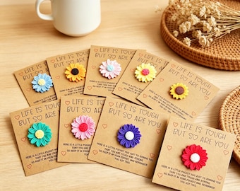 Tarjeta de ánimo con diseño de flor y abrazo de bolsillo: la vida es dura, pero tú también eres fuerte. Abrazo de bolsillo con girasol, regalo inspirador, recuerdo de abrazo de bolsillo.