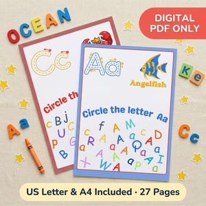 Op de afbeelding: Twee educatieve werkbladen met de letters Aa en Cc en illustraties met een oceaanthema, waaronder een maanvis en een krab. De pagina's bevatten overtreklijnen, letterzoekopdrachten, kleurrijke houten alfabetletters en een kleurpotlood.