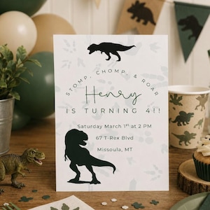 Inbjudan till födelsedagsfest med fyra dinosaurier • Dinosaurietema och dekor för pojkar | Redigerbar Canvas-mall (digital nedladdning)