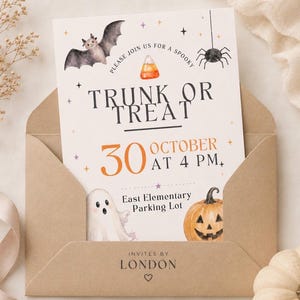 Może przedstawiać: Białe zaproszenie w brązowej kopercie z akwarelowymi ilustracjami nietoperza, pająka, cukierka, ducha i dyni. Tekst brzmi: Please join us for a spooky Trunk or Treat, 30 October at 4 PM, East Elementary Parking Lot.